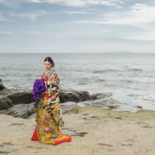 鎌倉・稲村ガ崎で秋に撮影した和装前撮り 鎌倉・稲村ガ崎で色打掛を着用した新婦がブーケを持ち写る和装前撮り