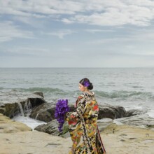 鎌倉・稲村ガ崎で秋に撮影した和装前撮り 鎌倉・稲村ガ崎で色打掛を着用した新婦の後ろ姿を写した和装前撮り