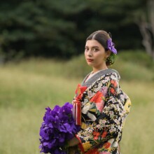 鎌倉・稲村ガ崎で秋に撮影した和装前撮り 鎌倉・稲村ガ崎で色打掛を着用した新婦がブーケを持ちカメラを見ている和装前撮り