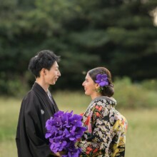 鎌倉・稲村ガ崎で秋に撮影した和装前撮り 鎌倉・稲村ガ崎で色打掛を着用した新婦と紋付袴を着用した新郎がブーケを持ち向かい合っている和装前撮り