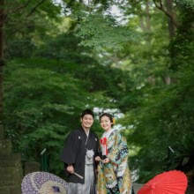 鎌倉・妙本寺で夏に撮影した和装前撮り 鎌倉・妙本寺で色打掛を着用した新婦と紋付袴を着用した新郎が寄り添って写る和装前撮り