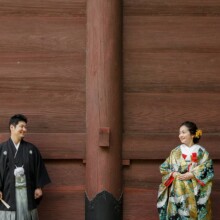 鎌倉・妙本寺で夏に撮影した和装前撮り 鎌倉・妙本寺で色打掛を着用した新婦と紋付袴を着用した新郎が二天門の前で写る和装前撮り