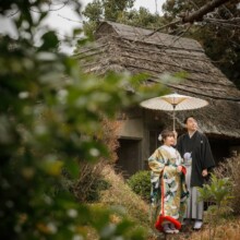 鎌倉・檑亭で冬に撮影した和装前撮り 鎌倉・檑亭で色打掛を着用した新婦と紋付袴を着用した新郎が番傘を持って遠くを見つめている和装前撮り