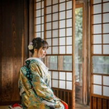 鎌倉・檑亭で冬に撮影した和装前撮り 鎌倉・檑亭で色打掛を着用した新婦が正座をして写る和装ウェディングフォト