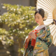 鎌倉・鎌倉本店の隣の神社で冬に撮影した和装前撮り 鎌倉・鎌倉本店の隣の神社で色打掛を着用した新婦が番傘を持って写る和装ウェディングフォト