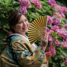 鎌倉・妙法寺で夏に撮影した和装前撮り 鎌倉・妙法寺で色打掛を着用した新婦が紫陽花とともに写る和装前撮り