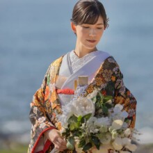 鎌倉・稲村ガ崎で冬に撮影した和装前撮り 鎌倉・稲村ガ崎で色打掛を着用した新婦がブーケを持って写る和装前撮り