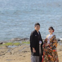 鎌倉・稲村ガ崎で冬に撮影した和装前撮り 鎌倉・稲村ガ崎で色打掛を着用した新婦と紋付袴を着用した新郎が立っている和装前撮り