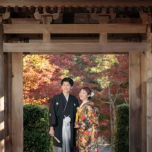 鎌倉・海蔵寺で秋に撮影した和装前撮り 鎌倉・海蔵寺で色打掛を着用した新婦と紋付袴を着用した新郎が遠くを見つめている和装前撮り