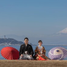 鎌倉・稲村ガ崎で冬に撮影した和装前撮り 鎌倉・稲村ガ崎で色打掛を着用した新婦と紋付袴を着用した新郎が正座をして写る和装前撮り