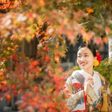 鎌倉・英勝寺で秋に撮影した和装前撮り 鎌倉・英勝寺で色打掛を着用した新婦が紅葉を見てほほ笑む和装ウェディングフォト