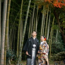 鎌倉・英勝寺で秋に撮影した和装前撮り 鎌倉・英勝寺で色打掛を着用した新婦と紋付袴を着用した新郎が紅葉を見ている和装前撮り