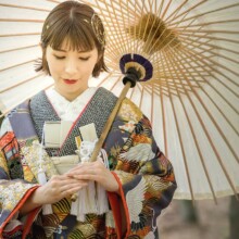 鎌倉・建長寺で春に撮影した和装前撮り 鎌倉・英勝寺で色打掛を着用した新婦が番傘を持って写る和装ウェディングフォト