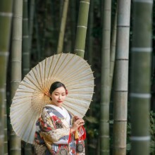 鎌倉・英勝寺で秋に撮影した和装前撮り 鎌倉・英勝寺で色打掛を着用した新婦が番傘を持って立っている和装ウェディングフォト