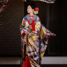 鎌倉・檑亭で春に撮影した和装前撮り 鎌倉・檑亭で色打掛を着用した新婦が遠くを見ている和装前撮り