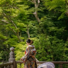 鎌倉・妙本寺で春に撮影した和装前撮り 鎌倉・妙本寺で色打掛を着用した新婦が後ろ姿を写した和装前撮り