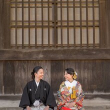 鎌倉・建長寺で秋に撮影した和装前撮り 鎌倉・建長寺で色打掛を着用した新婦と紋付袴を着用した新郎が正座をしている和装ウェディングフォト