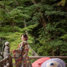 鎌倉・妙本寺で秋に撮影した和装前撮り 鎌倉・妙本寺で色打掛を着用した新婦の後ろ姿を写した和装前撮り