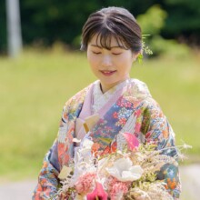 鎌倉・稲村ガ崎で春に撮影した和装前撮り 鎌倉・稲村ガ崎で色打掛を着用した新婦がブーケを持ってほほ笑んでいる和装前撮り