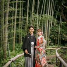 鎌倉・英勝寺で撮影した和装前撮り 鎌倉・英勝寺で色打掛を着用した新婦と紋付袴を着用した新郎が竹林の中で立っている和装前撮り