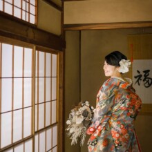 鎌倉・鎌倉本店で夏に撮影した和装前撮り 鎌倉・鎌倉本店で色打掛を着用した新婦がブーケを持って写る和装ウェディングフォト