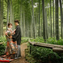 鎌倉・英勝寺で撮影した和装前撮り 鎌倉・英勝寺で色打掛を着用した新婦と紋付袴を着用した新郎が向かい合っている和装ウェディングフォト