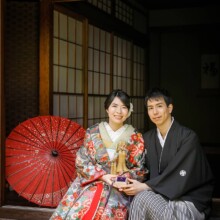 鎌倉・鎌倉本店で夏に撮影した和装前撮り 鎌倉・鎌倉本店で色打掛を着用した新婦と紋付袴を着用した新郎が縁側で座っている和装ウェディングフォト