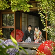 鎌倉・鎌倉本店で夏に撮影した和装前撮り 鎌倉・鎌倉本店で色打掛を着用した新婦と紋付袴を着用した新郎が縁側で正座をして写る和装ウェディングフォト