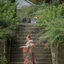 鎌倉・海蔵寺で夏に撮影した和装前撮り 鎌倉・海蔵寺で色打掛を着用した新婦の後ろ姿を写した和装前撮り