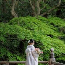 鎌倉・妙本寺で春に撮影した和装前撮り 鎌倉・妙本寺で色打掛を着用した新婦の後ろ姿を写した和装前撮り