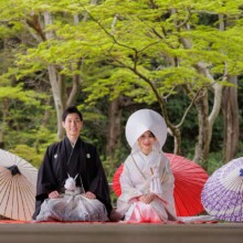 鎌倉・妙本寺で春に撮影した和装前撮り 鎌倉・妙本寺で色打掛を着用した新婦と紋付袴を着用した新郎が正座をして写る和装前撮り