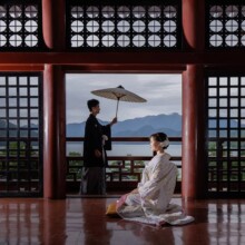 栃木・日光で夏に撮影した和装前撮り 栃木・日光で色打掛を着用した新婦と番傘を持ち紋付袴を着用した新郎が写る和装前撮り