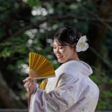鎌倉・妙本寺で春に撮影した和装前撮り 鎌倉・妙本寺で色打掛を着用した新婦が写る和装前撮り
