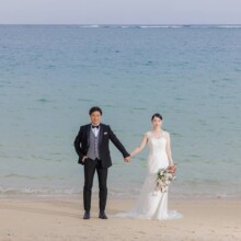 沖縄本島で秋に撮影した洋装前撮り 沖縄本島でウェディングドレスを着用した新婦とタキシードを着用した新郎が手を繋いで写る洋装前撮り