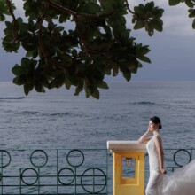 沖縄本島で秋に撮影した洋装前撮り 沖縄本島でウェディングドレスを着用した新婦の洋装ソロショット