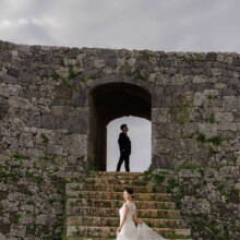 沖縄本島で秋に撮影した洋装前撮り 沖縄本島でウェディングドレスを着用した新婦とタキシードを着用した新郎が写る洋装ウェディングフォト