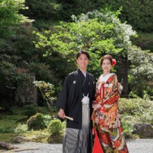 鎌倉・海蔵寺で春に撮影した和装前撮り 鎌倉・海蔵寺で色打掛を着用した新婦と紋付袴を着用した新郎が笑顔で立っている和装前撮り