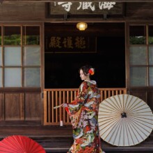 鎌倉・海蔵寺で春に撮影した和装前撮り 鎌倉・海蔵寺で色打掛を着用した新婦の後ろ姿を写した和装前撮り