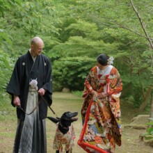 鎌倉・建長寺で春に撮影した和装前撮り 鎌倉・建長寺で色打掛を着用した新婦と紋付袴を着用した新郎が愛犬と一緒に写る和装ウェディングフォト