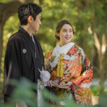 鎌倉・妙本寺で秋に撮影した和装前撮り 鎌倉・妙本寺で色打掛を着用した新婦と紋付袴を着用した新郎が写る和装ウェディングフォト