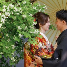 鎌倉・海蔵寺で春に撮影した和装前撮り 鎌倉・海蔵寺で色打掛を着用した新婦と紋付袴を着用した新郎が番傘を持ち向かい合っている和装前撮り