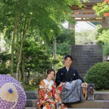 鎌倉・海蔵寺で春に撮影した和装前撮り 鎌倉・海蔵寺で色打掛を着用した新婦と紋付袴を着用した新郎が階段で座って写る和装前撮り