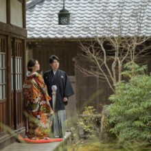 鎌倉・海蔵寺で春に撮影した和装前撮り 鎌倉・海蔵寺で色打掛を着用した新婦と紋付袴を着用した新郎が遠くを見つめている和装前撮り