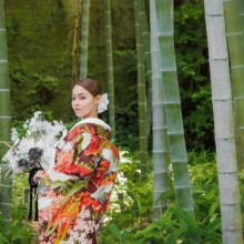 鎌倉・英勝寺で春に撮影した和装前撮り 鎌倉・英勝寺で色打掛を着用した新婦がブーケを持ちカメラを見ている和装ウェディングフォト