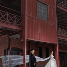 横浜・赤レンガ倉庫 2023.04.22 横浜赤レンガ倉庫を背景にベールをなびかせる新郎新婦