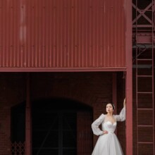 横浜・赤レンガ倉庫 2023.04.22 横浜赤レンガ倉庫を背景にポーズをとる新婦