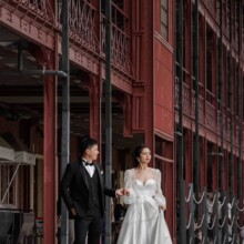 横浜・赤レンガ倉庫 2023.04.22 横浜赤レンガ倉庫を歩く新郎新婦の写真