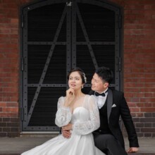 横浜・赤レンガ倉庫 2023.04.22 横浜赤レンガ倉庫を背景にポーズをとる新郎新婦