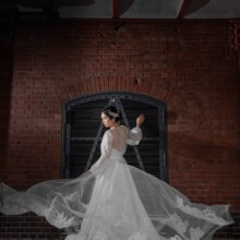 横浜・赤レンガ倉庫 2023.04.22 横浜赤レンガ倉庫を背景にベールをなびかせる新婦