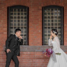 横浜・赤レンガ倉庫 2023.04.22 横浜赤レンガ倉庫を背景にポーズをとる新郎新婦